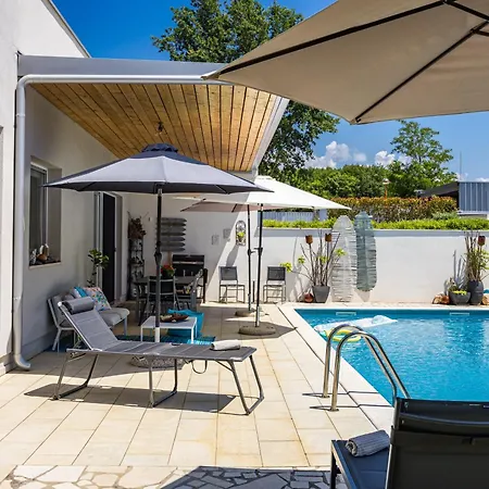 House With Pool Near Rovinj Βίλα *